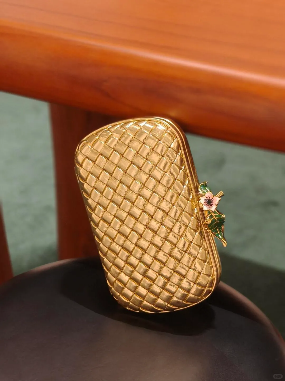 Batch 2100 official website picture/upper body picture ~ The golden Knot clutch is here🌸 This is a very powerful small bag. The craftsmen create a metallic texture on the leather. The metal flowers embellished with enamel are also very smart. They are shiny and materialize the wealth🥰